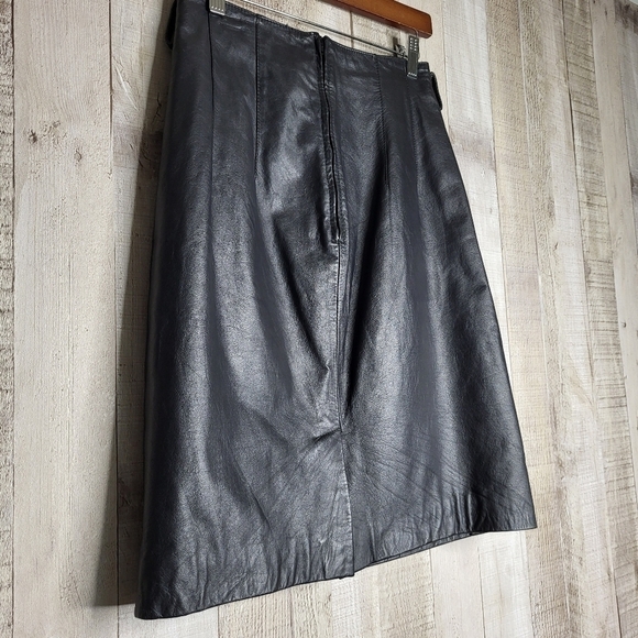 Vintage Wilson's Black Leather Skirt. Size 8 - Picture 5 of 11